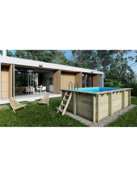 Aufstellpool aus Holz mit Leiter in einem Garten
