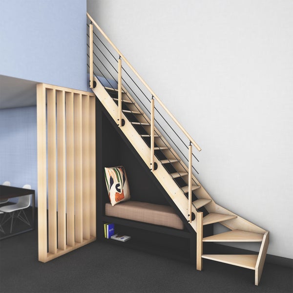 Holztreppe mit integriertem Sitzbereich und Raumteiler