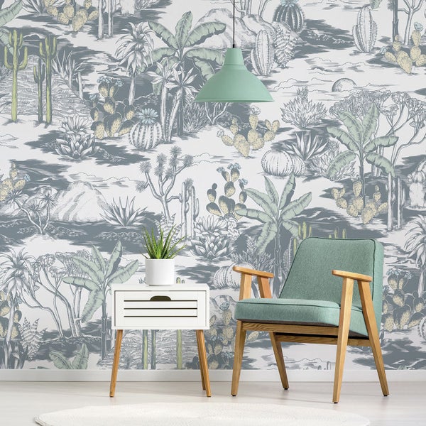 Dekoriertes Zimmer mit Wüstentapete, Sessel und Nachttisch