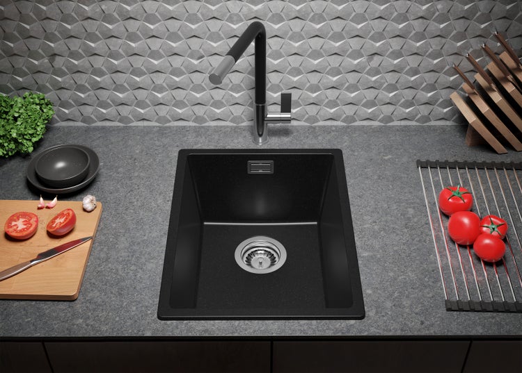 Spüle aus schwarzem Granit mit Wasserhahn in einer modernen Küche