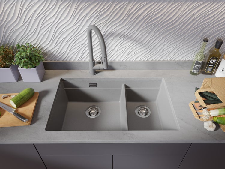 Küchenszene mit einer Spüle aus Mineralguss, einer Küchenarmatur und frischen Zutaten.