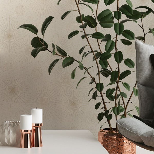 Nahaufnahme eines Raumes mit einer gemusterten Tapete, einer Zimmerpflanze und dekorativen Kerzen.