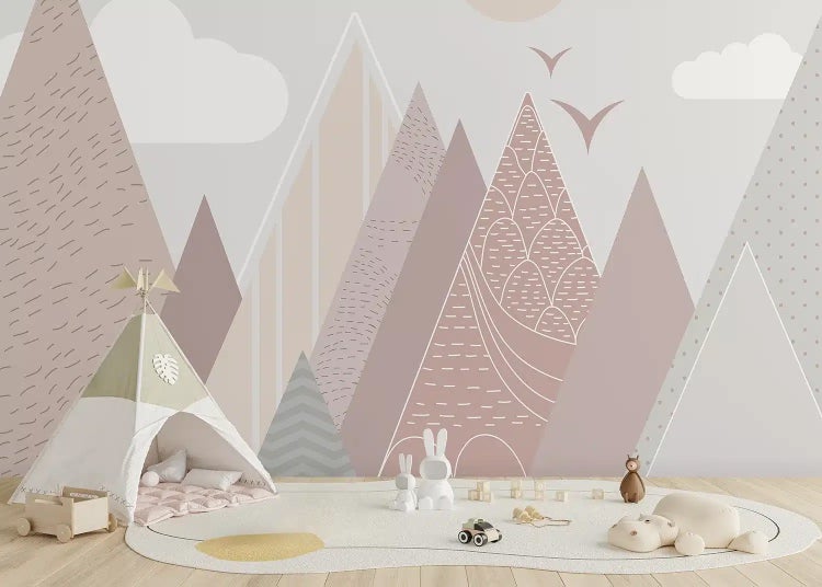 Fototapete für Kinderzimmer mit stilisierten Bergen in Pastelltönen, Spielzelt, Spielzeug und Teppich auf Holzboden.