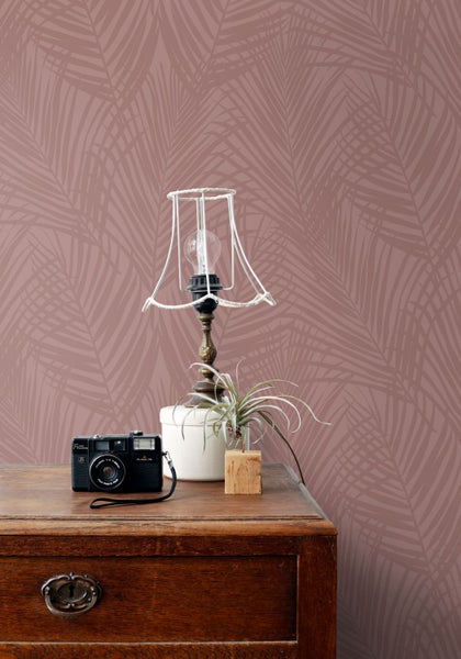 Dekorative Tapete mit Palmenmuster in einem Raum mit Vintage-Dekor