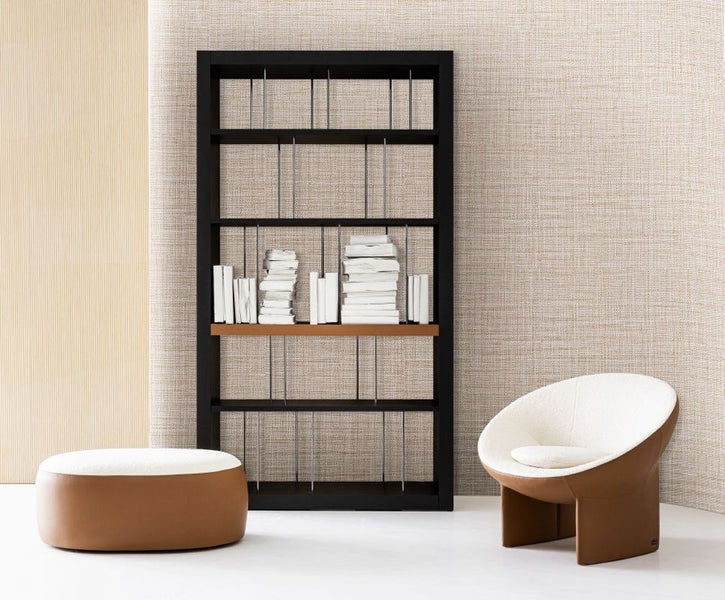 Badezimmer mit Waschtischunterschrank, Spiegel und Stehlampe