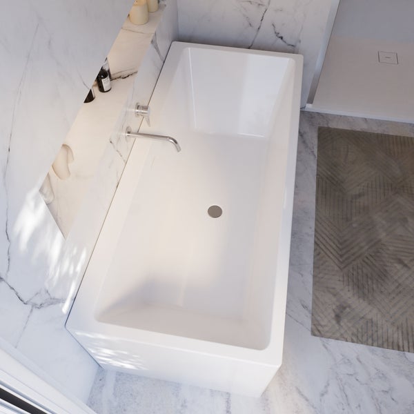 Helle Badewanne in einem Badezimmer mit Marmoroptik, Armatur und Duschbereich