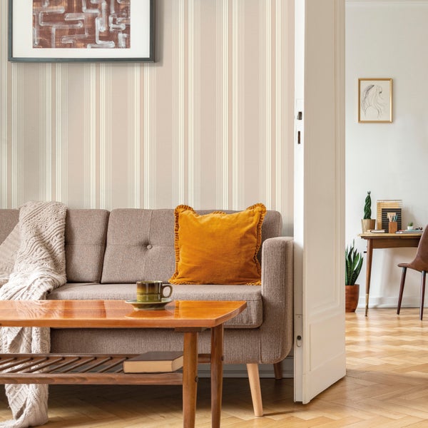 Tapete mit Blütenmuster auf hellem Hintergrund