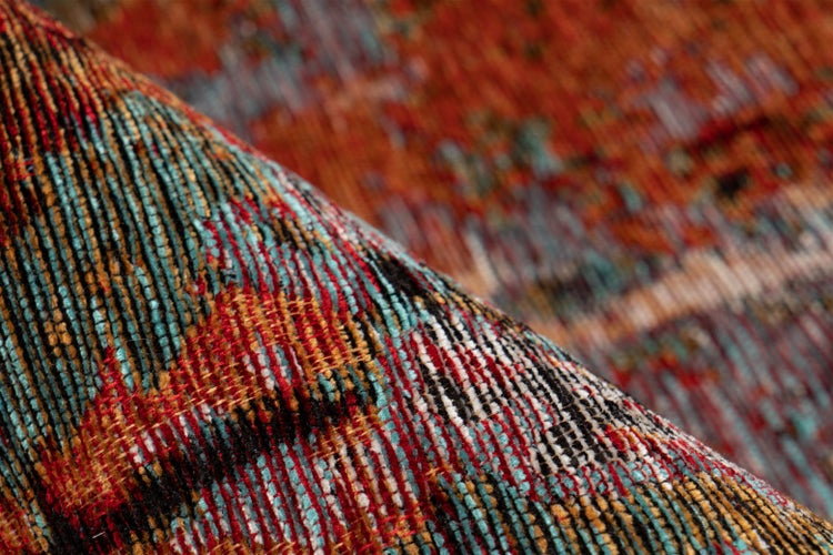 Nahaufnahme eines gewebten Teppichs mit buntem Muster und feiner Textur.