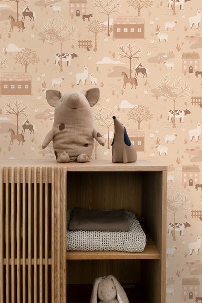 Kinderzimmer mit Mustertapete mit Bauernhoftieren und Holzschrank