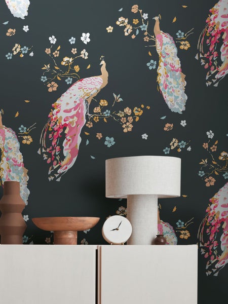 Dekoratives Interieur mit Islandkarte im Holzrahmen über einem Regal