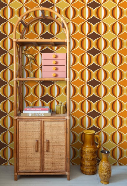 Regal aus Rattan mit Dekoration und Tapete im Retro-Stil