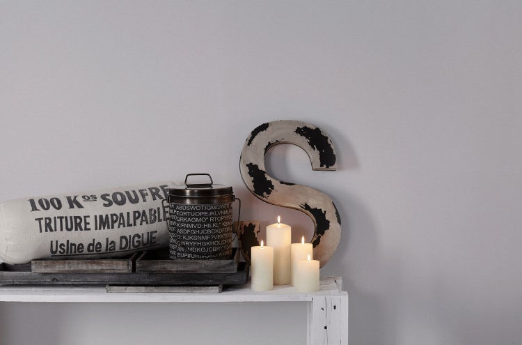 Fahrbarer Dosierbehälter aus Metall mit Auslauf