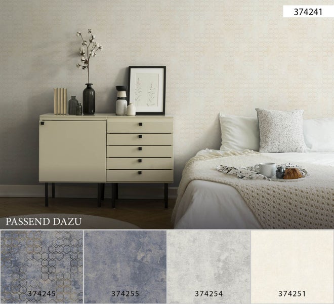 Schneeballhortensie im Gartenbeet mit Rasen