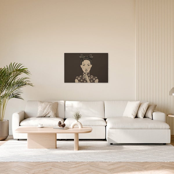 Wohnzimmer mit Sofa und einem Wandbild mit einer Frau, die ihren Finger an die Lippen hält