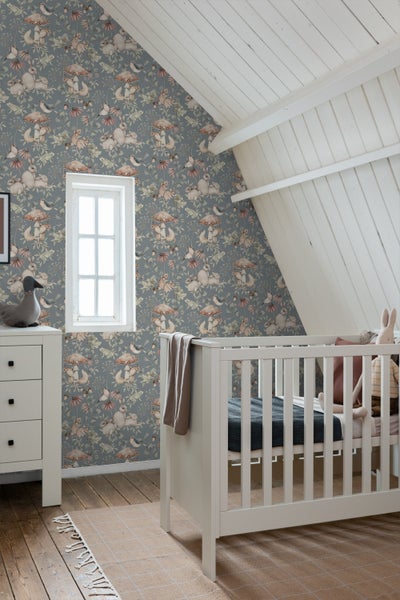 Detailansicht eines grauen Adirondack-Stuhls mit ergonomischer Rückenlehne, breiter Armlehne und bequemer Sitzfläche.