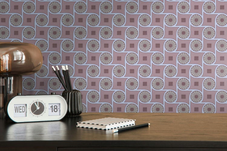 Nahaufnahme eines gemusterten Bodenbelags mit floralen und geometrischen Formen