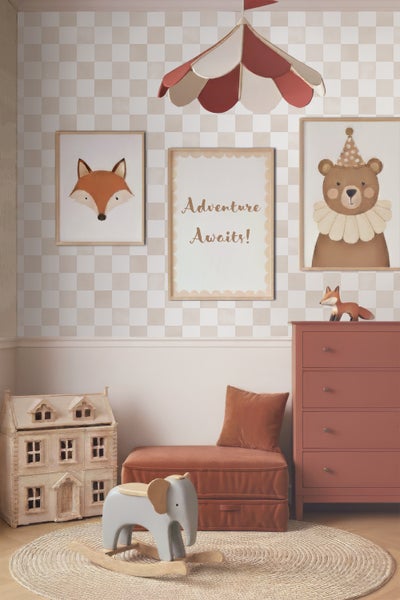 Kinderzimmer mit Bildern, Kommode, Spielzeug und Sitzgelegenheit