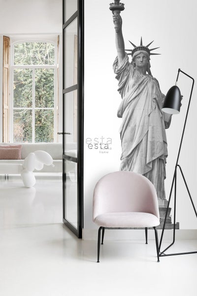 Heller Raum mit New-York-Tapete, Sessel und Stehlampe