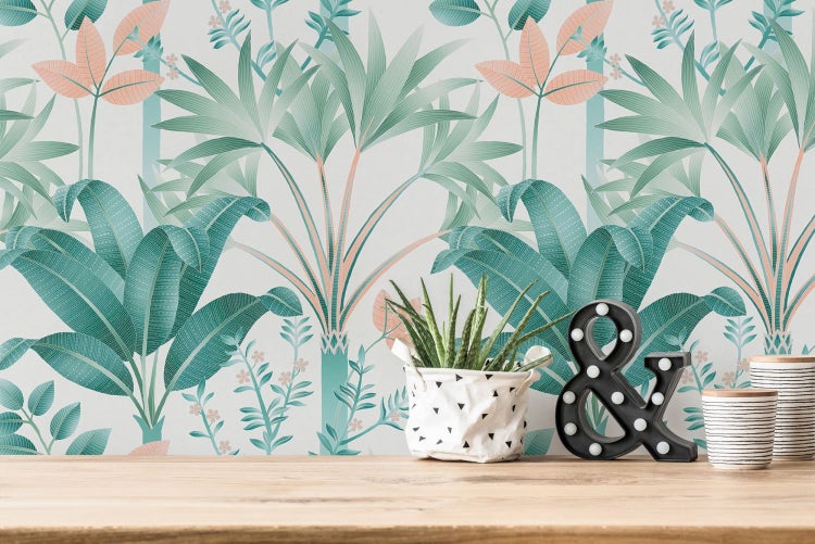 Dekoratives Interieur mit Kommode, Zimmerpflanze und tropischer Mustertapete