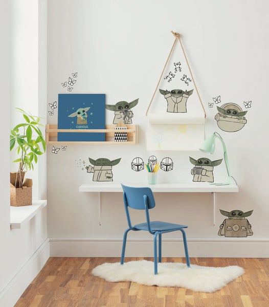 Kinderzimmer mit Schreibtisch, Stuhl und Wanddekoration mit Motiven einer bekannten Filmfigur