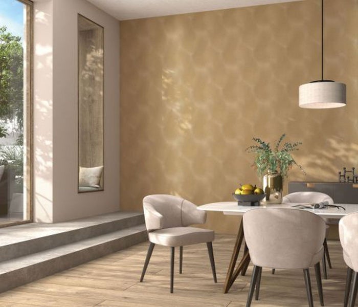 Esszimmer mit Esstisch, Stühlen und Pendelleuchte in einem hellen Raum.