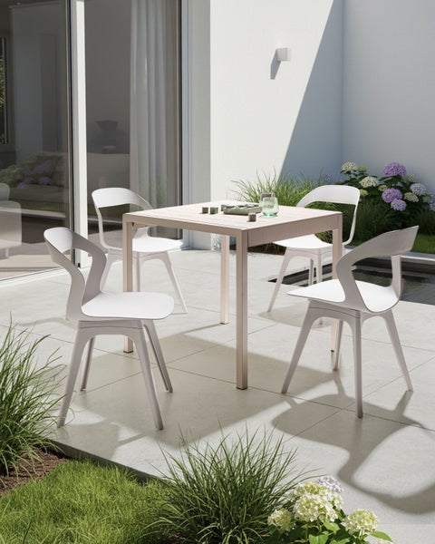 Quadratischer Gartentisch mit vier Stühlen auf einer Terrasse