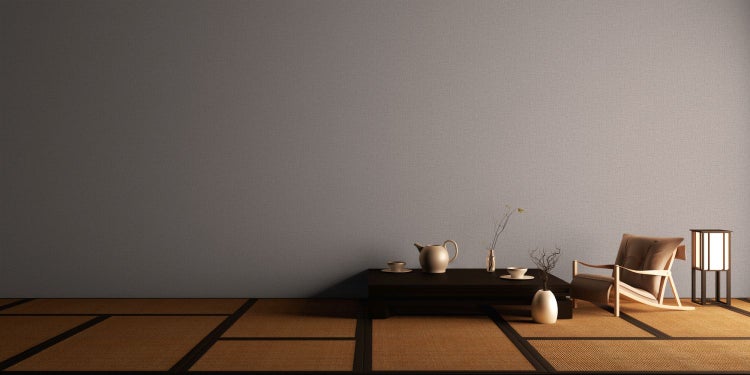 Interieuransicht mit einfarbiger Tapete, Holztisch, Hockern und verschiedenen Tapetenmustern