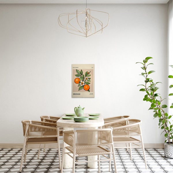 Gerahmtes Wandbild mit Orangenmotiv über einem Esstisch