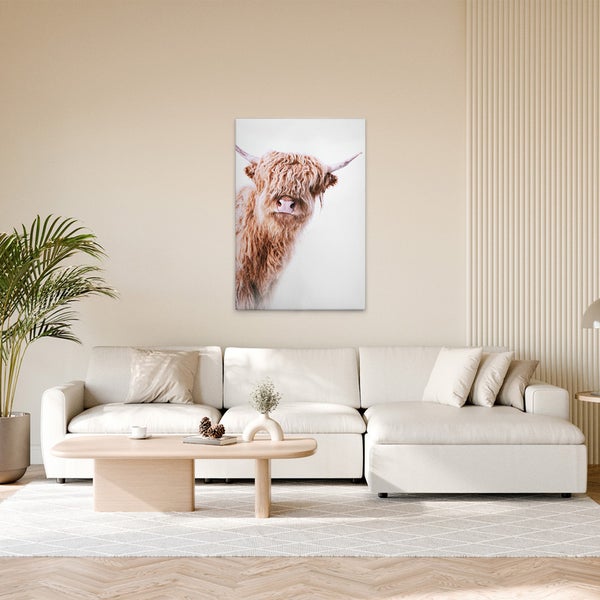 Dekoratives Wandbild mit Highland-Rind im Wohnzimmer