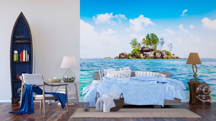 Dekoratives Schlafzimmer mit Wandbild einer tropischen Insel, Bootsregal und maritimem Dekor