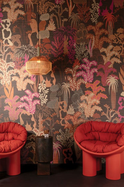 Tapetenrolle mit Blumen- und Schmetterlingsmuster