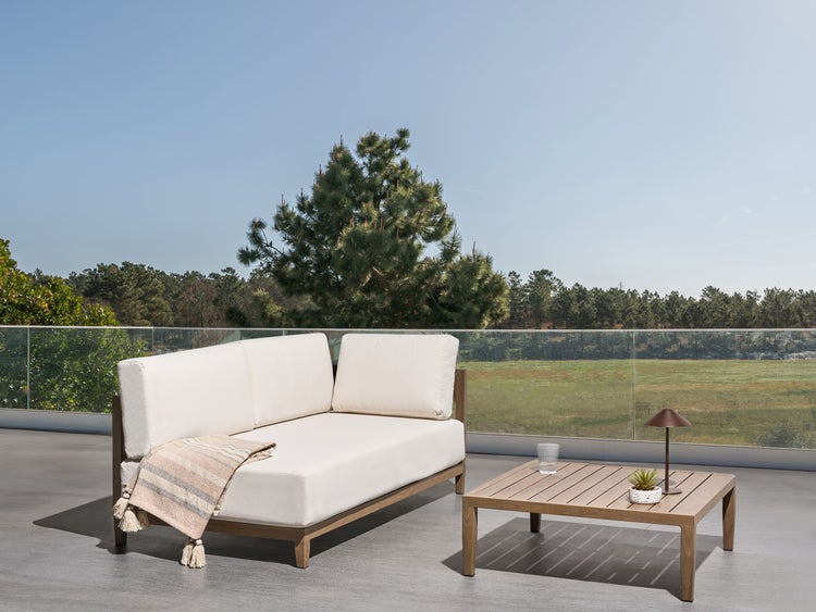 Terrasse mit Lounge-Sofa, Couchtisch, Tischleuchte und Decke