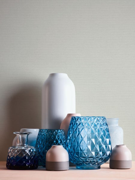 Helle Küche mit Kücheninsel, Dekoration und Tafel mit Wochenmenü.