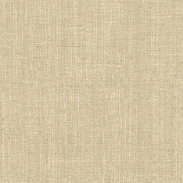 Helles Wohnzimmer mit Sesseln, Kamin und offener Küche