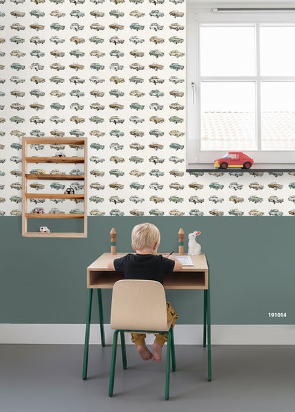 Kinderzimmer mit Tapete mit Automotiven, Schreibtisch und Stuhl
