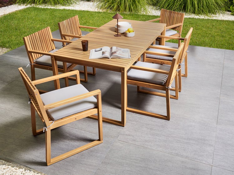 Gartensitzgruppe mit Tisch und sechs Stühlen aus Holz mit grauen Sitzkissen