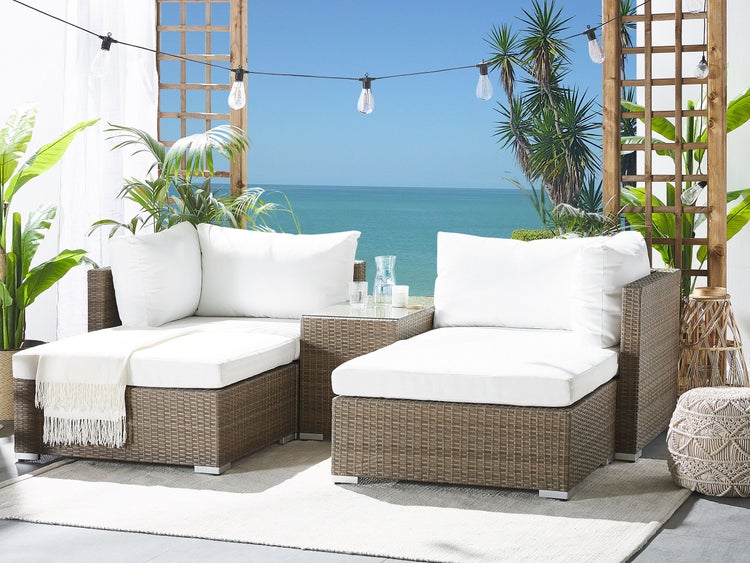 Terrasse mit Lounge-Möbeln aus Rattan und Blick auf das Meer