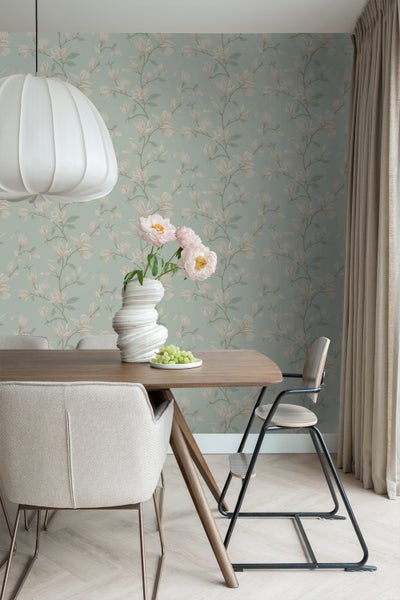 Esszimmerszene mit floraler Tapete, Holztisch und Stühlen