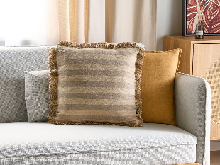 Dekoratives Sofa mit Kissen mit Fransen