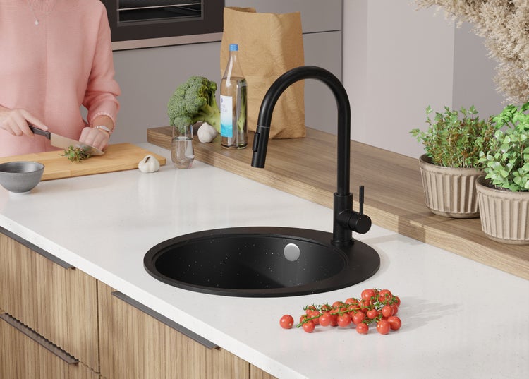 Küchenszene mit Spüle, Armatur und Lebensmitteln auf der Arbeitsplatte