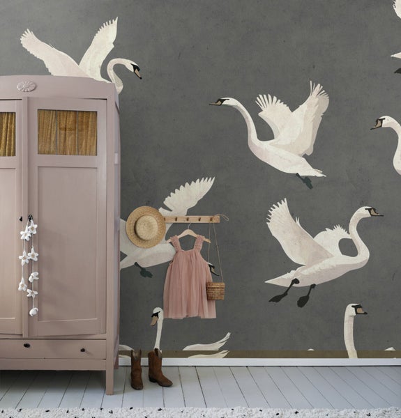 Kinderzimmer mit Schrank, Kleid, Hut, Stiefeln und Tapete mit Schwanenmotiven