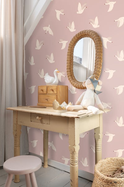 Dekoratives Interieur mit Schwanentapete, Holzkommode und Weidenspiegel