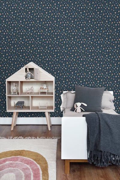 Kinderzimmer mit Blumenmustertapete, Puppenhaus und Kindersofa