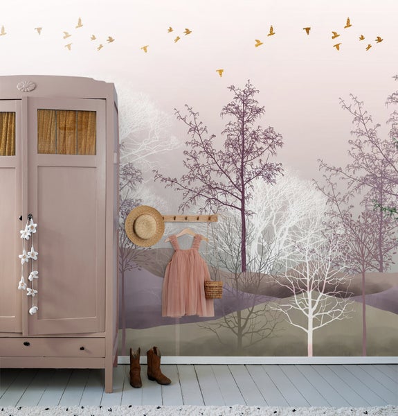 Kinderzimmer mit Kleiderschrank, Kleid, Hut, Stiefeln und Waldtapete.