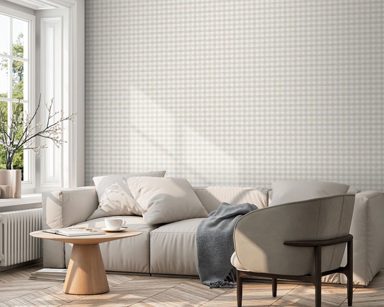 Wohnzimmer mit karierter Tapete, Sofa, Sessel und Holztisch.