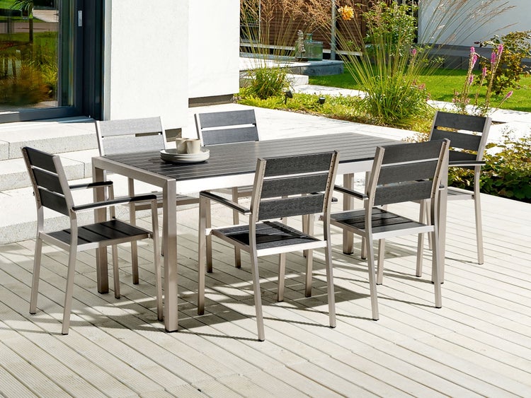Modernes Gartenmöbel-Set aus Aluminium und Latten in Holzoptik mit sechs Armlehnenstühlen auf einer sonnigen Terrasse.