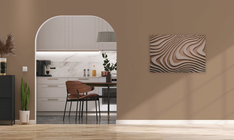 Moderne Küche mit Rundbogenöffnung zum Wohnraum, hellen Fronten, Marmor Rückwand und Holzesstisch, geschmackvoll dekoriert.