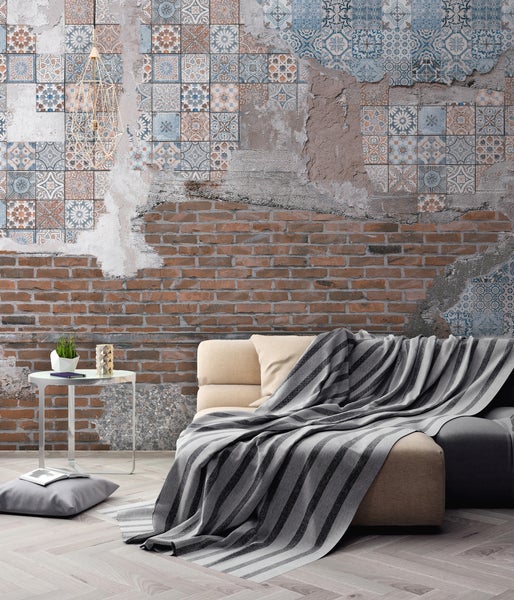 Wandgestaltung mit Fototapete in Ziegel- und Fliesenoptik im Wohnzimmer mit Sofa und gestreifter Decke.