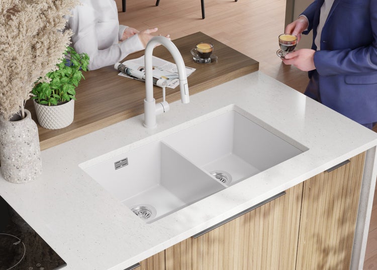 Doppelspülbecken mit Armatur in einer hellen und organisierten Küche.