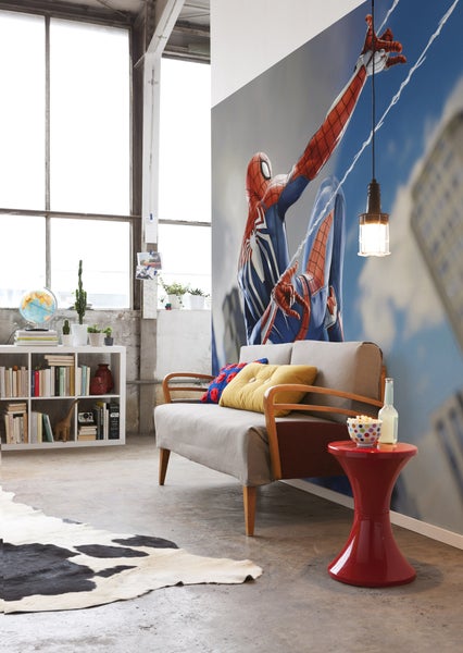 Wohnzimmer mit Sofa, Beistelltisch, Bücherregal und Spiderman-Fototapete